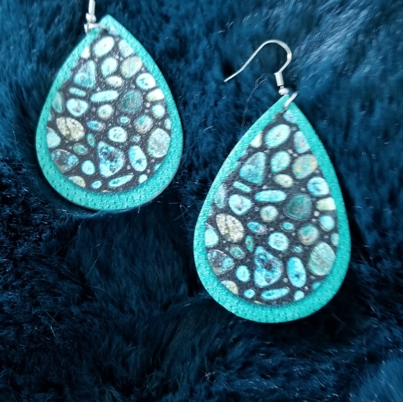 WATERPROOF DANGLE EARRINGS - Picture 3 of 7